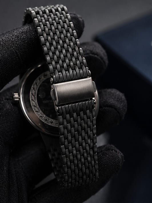 MOONSTON BLACK WATCH WITH A LUXURY INTERIOR