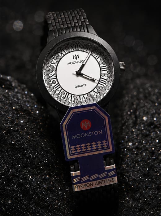 MOONSTON BLACK WATCH WITH A LUXURY INTERIOR